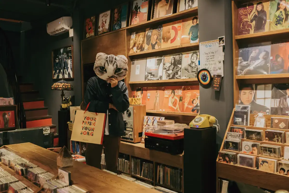 What is an expert Record Store Assistant?